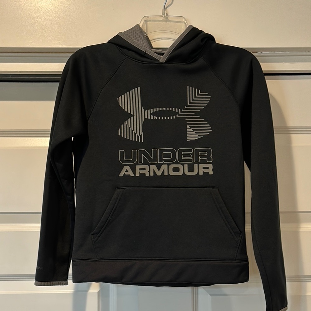 Youth Medium Under Armourr Cold Gear Sweatshirt.